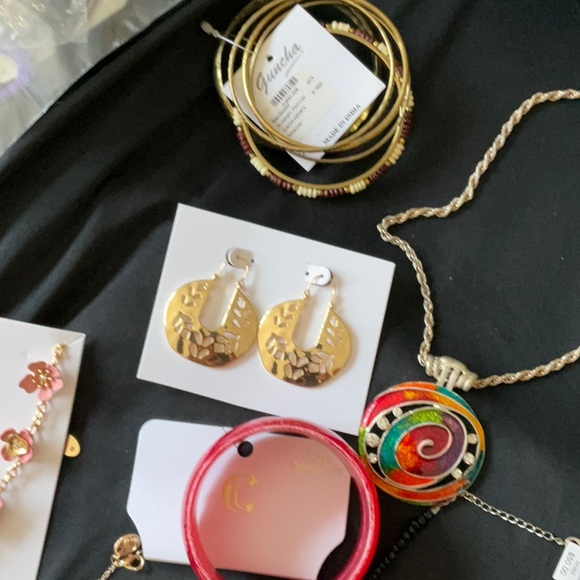 Silverfox Jewelry, 25 Assorted, Earrings, Bracelets, Necklaces for $30 🌺❣️🌺❣️ - Picture 5 of 8